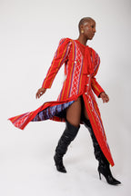 Abito da sera asimmetrico in batik Mirva con spacco e perline