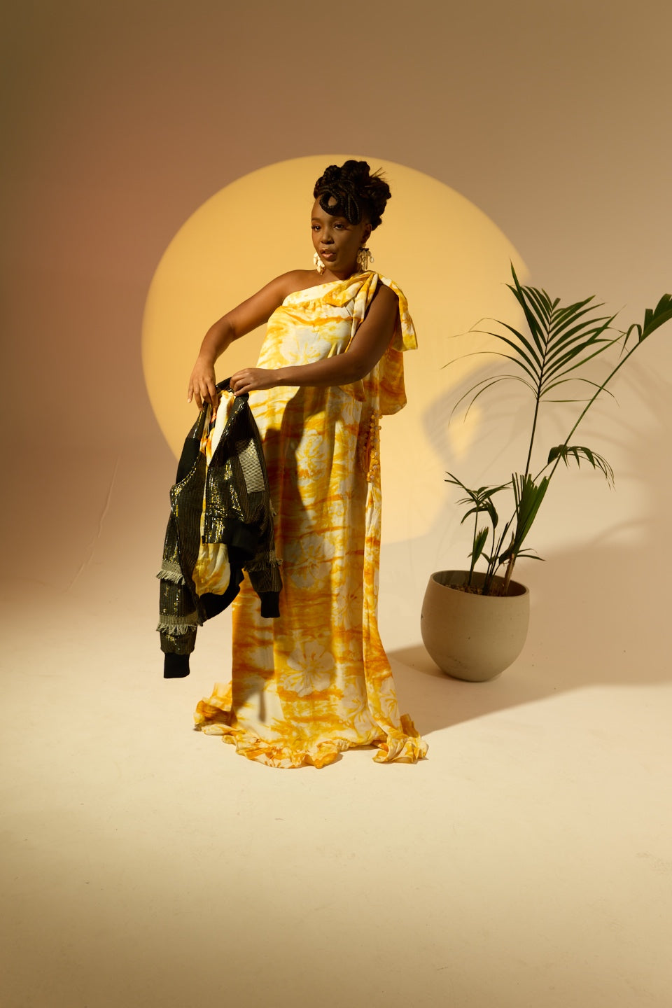 Abito da sera asimmetrico in batik Mirva con spacco e perline