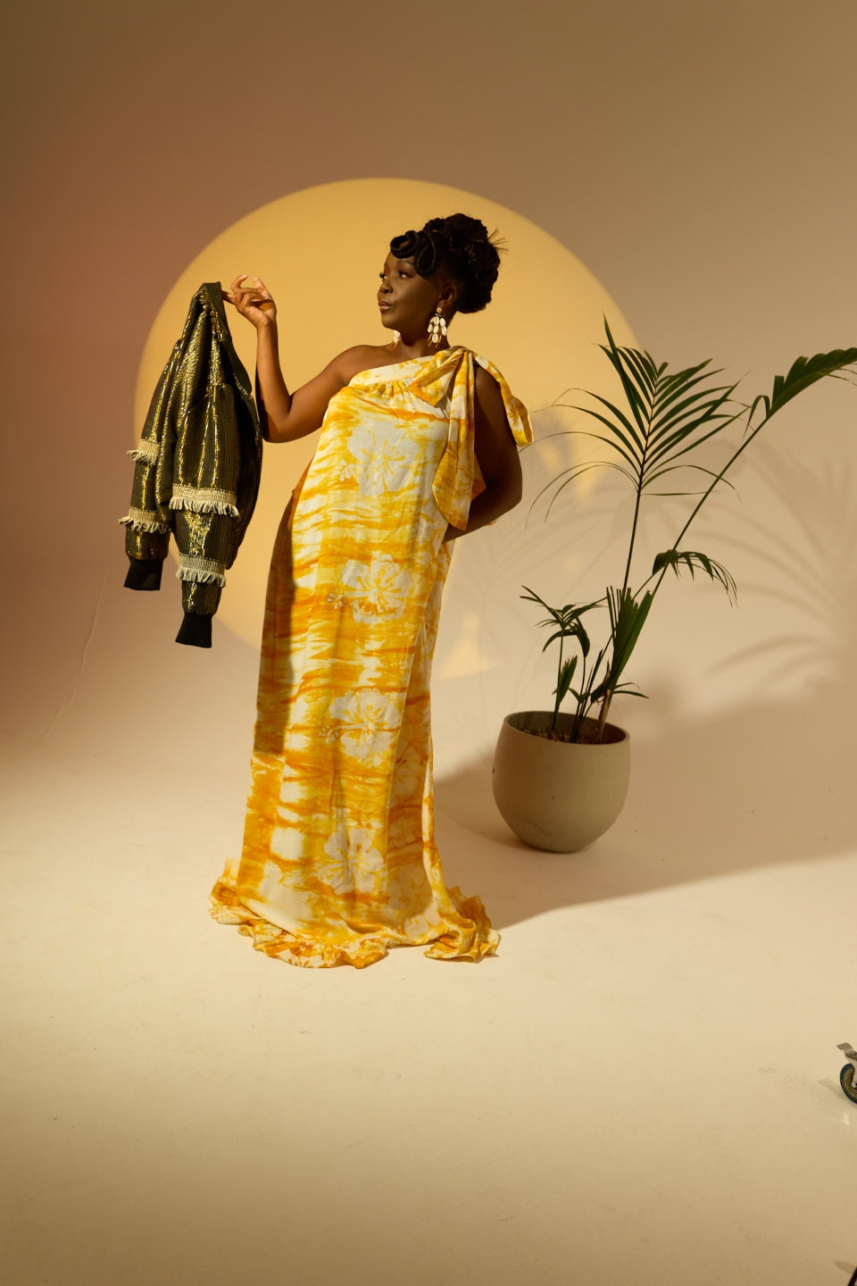 Abito da sera asimmetrico in batik Mirva con spacco e perline