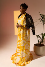 Abito da sera asimmetrico in batik Mirva con spacco e perline