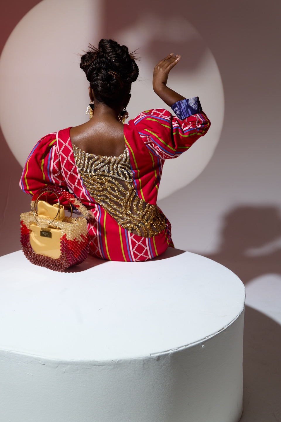 Abito da sera asimmetrico in batik Mirva con spacco e perline