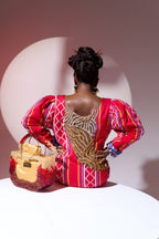 Abito da sera asimmetrico in batik Mirva con spacco e perline