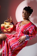Abito da sera asimmetrico in batik Mirva con spacco e perline