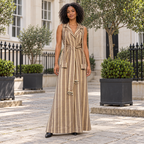 Abaya ABI Cream, abito lungo senza maniche artigianale in Kente con decorazioni e cintura