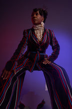 Robe de soirée asymétrique en batik Mirva avec fente perlée