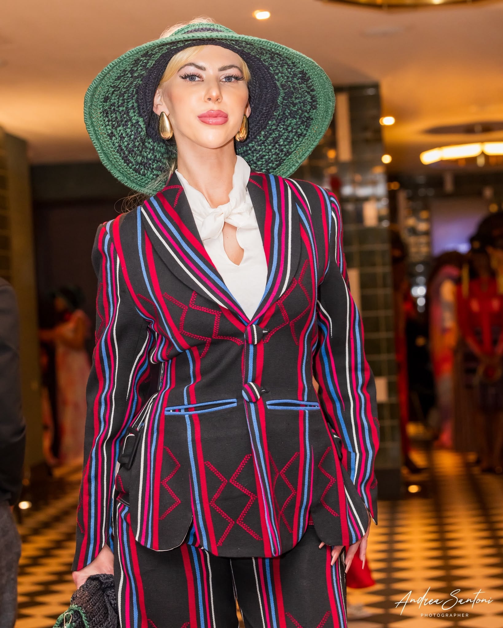 Robe de soirée asymétrique en batik Mirva avec fente perlée