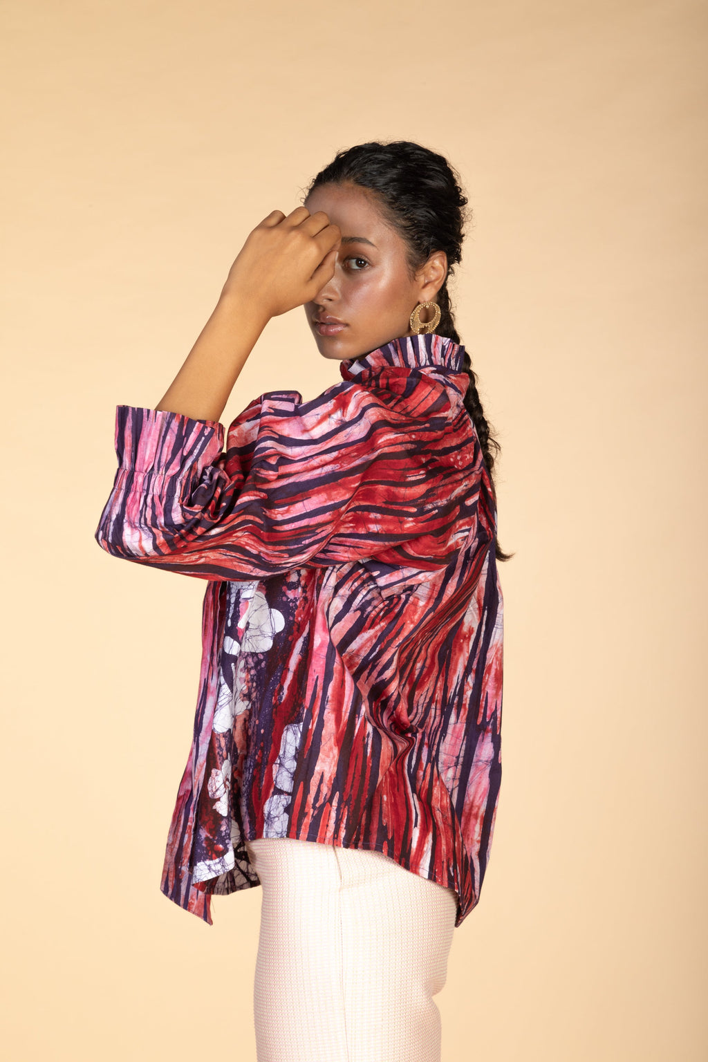 “Sona” bordeaux (Camicia di cotone con pieghe intorno al collo)
