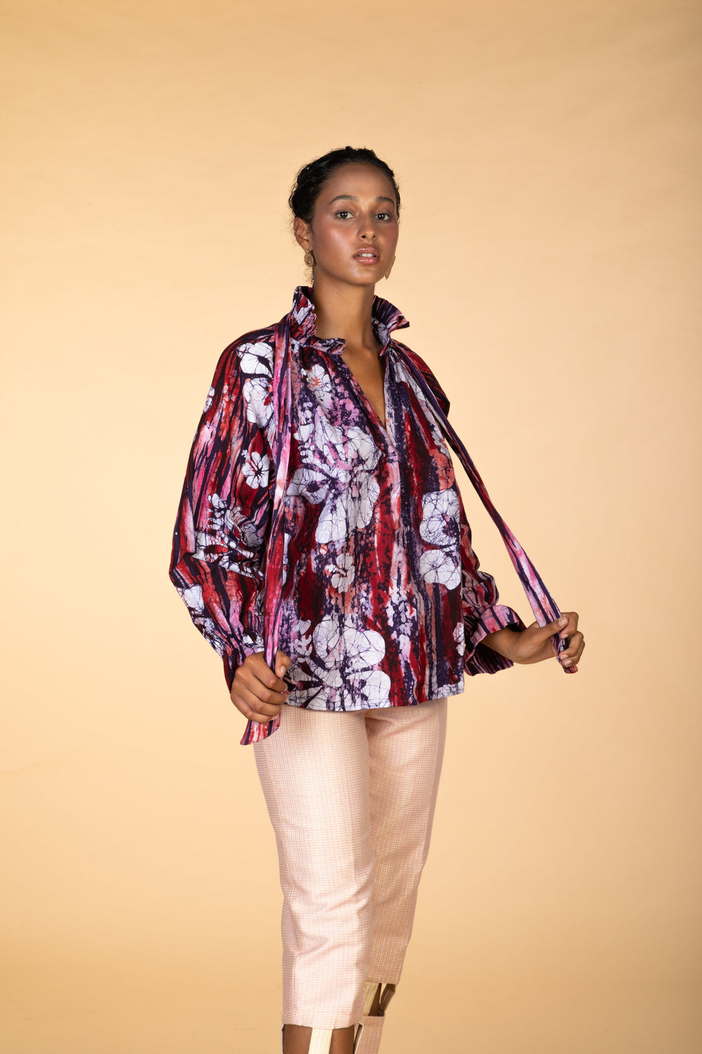 “Sona” bordeaux (Camicia di cotone con pieghe intorno al collo)