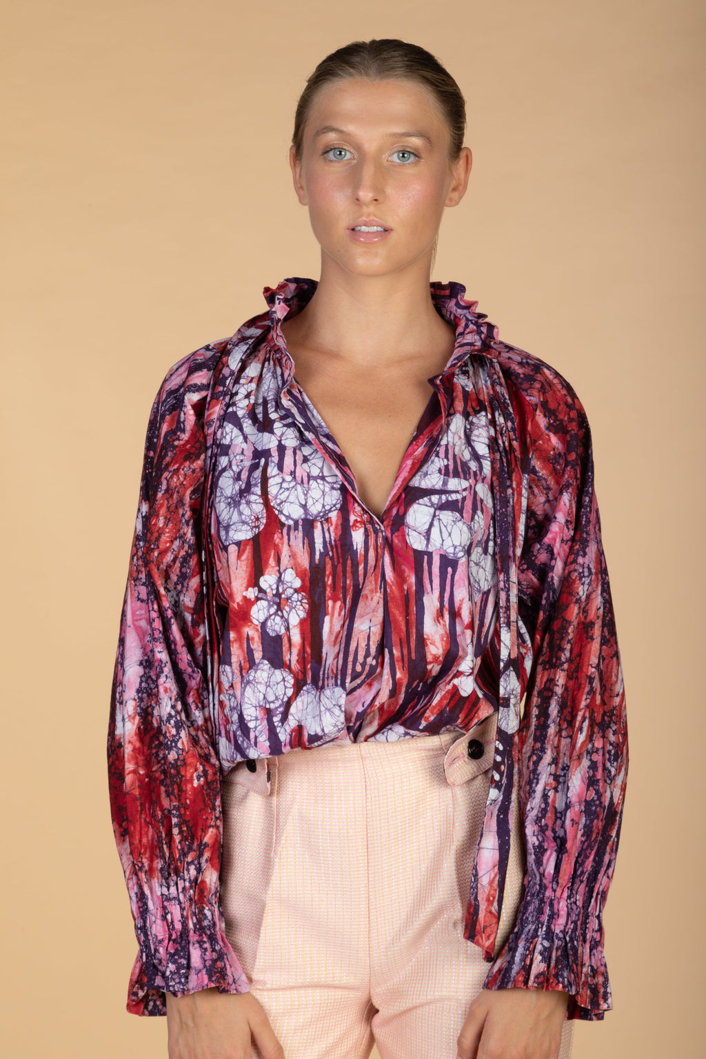 “Sona” bordeaux (Camicia di cotone con pieghe intorno al collo)
