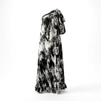Abito da sera asimmetrico in batik Mirva con spacco e perline
