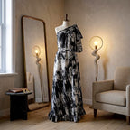Abito da sera asimmetrico in batik Mirva con spacco e perline