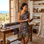 Abito da sera asimmetrico in batik Mirva con spacco e perline