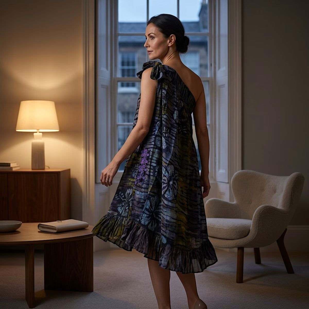 Abito da sera asimmetrico in batik Mirva con spacco e perline